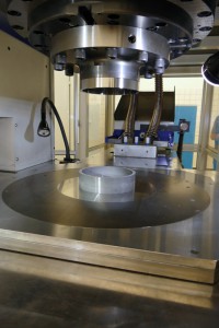 Innenraum der neuen Hartmetall-Presse bei Boehlerit: Platz für Presswerkzeuge mit bis zu 250 cm² Pressfläche und 100 mm Höhe mit ausgefuchster Auswerfertechnologie.