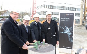 Von links nach rechts: Landrat Joachim Walter, Mirko Merlo, Vorstandsvorsitzener der Walter AG, Mathias Hähnig vom ausführenden Architektenbüro Hähnig Gemmeke und Tübingens Oberbürgermeister Boris Palmer.