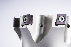 Die Wendeschneidplatten in rhombischer Form sind präzisionsgeschliffen und erzielen hohe Genauigkeiten bei sehr guten Oberflächengüten.