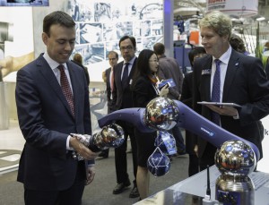 Der baden-württembergische Finanz- und Wirtschaftsminister Nils Schmid nutze seinen Messebesuch zu einem Handshake mit dem SCHUNK Leichtbauarm.