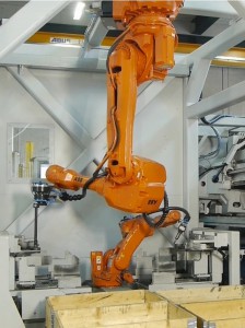 Mit dem robotergestützten Sortiersystem KASTOsort lassen sich Sägeabschnitte vollautomatisch abstapeln, entgraten, reinigen, wiegen oder markieren.