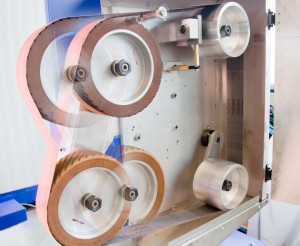 Blick ins Innere: Die Schleifmaschine verfügt über zwei übereinander angeordnete vollwertige Kontaktscheiben, die untere davon ist angetrieben.