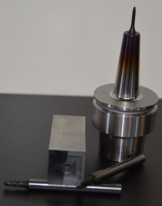 Erste Testergebnisse zum Bearbeiten von Hartmetall G40 mit dem Torusfräser vom Typ 40-5600 mit Diamantbeschichtung sind vielversprechend. Die erzielte Oberflächengüte ist sehr gut.