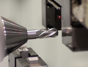 Mit LaserPlus können Werkzeuge während des Schleifprozesses immer wieder auf ihre Präzision geprüft und Abweichungen automatisch kompensiert werden.