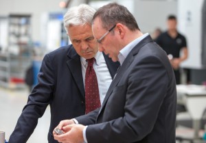 Am liebsten in der Fertigung: Thomas Bader (rechts) im technischen Gespräch.