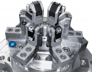 Radial und axial ausgleichend. Das SCHUNK 6-Backen-Pendelausgleichsfutter ROTA NCR mit axial pendelnden Krallenbacken.