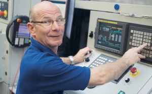 Die Praxis an der Maschine liegt ihm: Reinhold Dreher kennt nach 50 Jahren bei Hommel+Keller die Rändeltechnik wie kaum ein anderer.