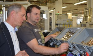 Martin Dünnebacke, Leiter Arbeitsvorbereitung bei BKS (links) und Anlagenbediener Wojciech Motyka kontrollieren die Bevorratung der Schließzylinderteile.