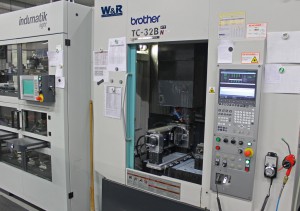 Die Brother TC 32BN FT wird automatisch aus dem Palettenlager (links) mit 44 Werkstückträgern bestückt. 