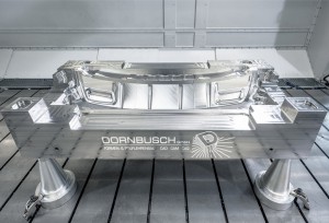 Die Dornbusch GmbH hat mit der robusten 5-Achsen-Portalfräsmaschine FZ42 aus einem massiven Block Werkzeugstahl eine Spritzgießform für ein Frontendteil äußerst wirtschaftlich hergestellt.