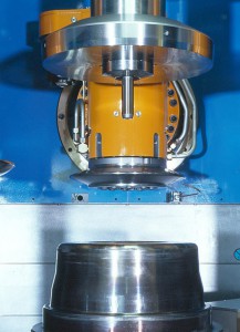 Das vertikale Drück-Zentrum 3 VDZ mit einzeln programmierbaren Rollenachsen für die Warm- und Kaltumformung von PKW- und LKW- Aluminiumfelgen.