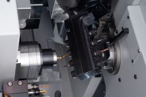 Eine Besonderheit ist die B-Achsen-Funktion für angetriebene Werkzeuge am Vertikalhalter. Die B-Achse ist sowohl mit jeweils 4 Werkzeugen für die Vorder- als auch für die Rückseitenbearbeitung verwendbar.