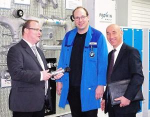 (v.L.n.R.) Johannes Post (Ingersoll Produktmanager PKD und CBN), Roland Huber (BMW Werkzeugtechnologe Bereich Achsträger) und Robert Zorko (Key Account Manager Ingersoll) freuen sich über die gelungene Optimierung der Bearbeitung der Anbindungen. 