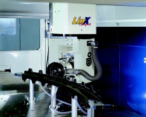 Die LinX 35 Maschine von Jobs bearbeitet auf der EMO in Mailand vollautomatisch Aerospace-Strukturbauteile.