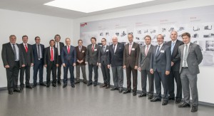 Markus Bucher, CEO der Pilatus Flugzeugwerke AG aus Stans (5.v.r.) und Walter BÃ¶rsch, CEO der Starrag Group (6.v.l.) mit Vertretern der beiden Unternehmen bei der Vertragsunterzeichnung im September 2015 in MÃ¶nchengladbach.