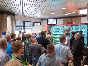 Großes Interesse zeigten die über 70 Teilnehmer am Live Fräsen auf einer Röders RXP 500 im Vorführzentrum von WESCHU.