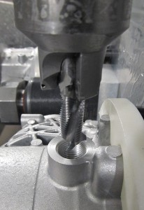 Bauteilzustand nach dem Bohren, Ansenken, Planspiegeln und Gewindefräsen.