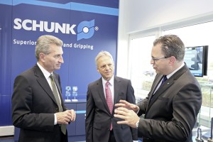 Henrik A. Schunk (rechts) und Heinz-Dieter Schunk (Mitte) ga-ben Günther Oettinger Einblicke in die Umsetzung des Trends zur Industrie 4.0 durch SCHUNK