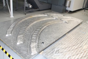 PalettengrÃ¶ÃŸen von 5x2 m erlauben die Bearbeitung mehrerer Bauteile aus einer Aluminiumâ€Platte heraus. 