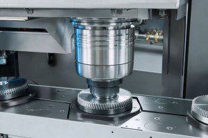 Das Be- und Entladen der Maschine erfolgt über die Pick-up-Arbeitsspindel. Beim Verzahnen von radförmigen Werkstücken sorgt dieses intelligente System für ein großes Plus bei der Produktivität – die EMAG typische Bauweise macht es möglich.