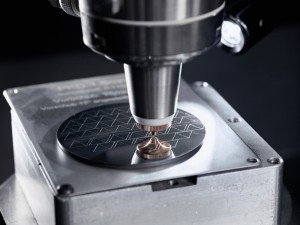 Die LASERTEC 20 FineCutting segmentiert PKD-Elemente rund 10-mal so schnell wie eine Drahterodiermaschine.