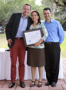 Jan Klingelnberg, CEO der KLINGELNBERG AG (l.), und AdriÃ¡n HernÃ¡ndez, Direktor der Niederlassung Klingelnberg MÃ©xico (r.), Ã¼berreichen eine Urkunde an Adriana Ocampo sowie an fÃ¼nf weitere Mitarbeiter als Anerkennung fÃ¼r ihre langjÃ¤hrige Mitarbeit.