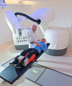 Ein Krebs-Patient im Behandlungsraum kurz vor der Radiochirurgie-Behandlung mit dem modernsten Cyberknife-System M6. (Foto: Europäisches Cyberknife Zentrum München-Großhadern)