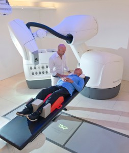 Ein Krebs-Patient im Behandlungsraum kurz vor der Radiochirurgie-Behandlung mit dem modernsten Cyberknife-System M6. (Foto: EuropÃ¤isches Cyberknife Zentrum MÃ¼nchen-GroÃŸhadern) 