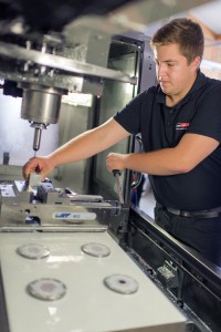 Die bei der metallmanufaktur GmbH installierten Haas Bearbeitungszentren sind alle identisch konfiguriert, sodass die UmrÃ¼stzeiten im Durchschnitt bei nur 5 bis 10 Minuten liegen. Das Bild zeigt den MitgrÃ¼nder des Unternehmens, Ramon Zejnic.