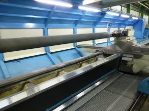 Die Sondervariante des zeus Rändelfräswerkzeuges 241 bearbeitete die 4.000 mm lange und 200 mm durchmessende Walze aus einem besonderen Edelstahl mit hoher Präzision.