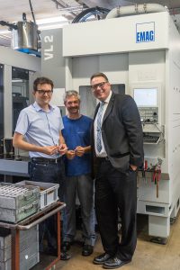 Michael Baumann, GeschÃ¤ftsfÃ¼hrer der Schneto AG, der Teamleiter Christoph Sutter und Ronald Matzig, Gebietsverkaufsleiter der EMAG Salach GmbH. 