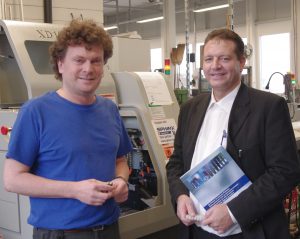 Roger Spalinger (l.), Inhaber und GeschÃ¤ftsfÃ¼hrer der Spalinger PrÃ¤zisionsmechanik GmbH in Marthalen, im GesprÃ¤ch mit Daniel Jaberg, Product Manager PrÃ¤zisionsmechanik bei Sphinx Werkzeug AG in Derendingen
