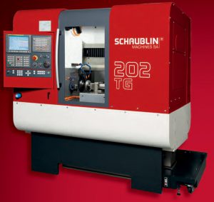 Mit der 202 TG vereint SCHAUBLIN die Verfahren Drehen und Schleifen auf einer Maschine.