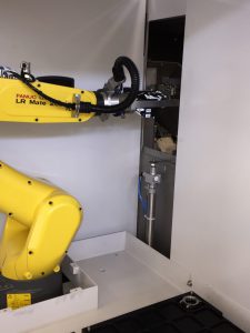 Der Roboter greift durch eine separate Ã–ffnung in den Arbeitsraum und erhÃ¤lt somit die volle ZugÃ¤nglichkeit fÃ¼r das Bedienpersonal 