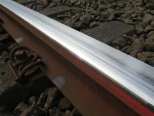 Sauber profiliert: Eine Bahnstrecke nach der Profil-Bearbeitung mit dem SchienenfrÃ¤szug und Pramet-Werkzeugen.