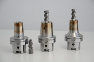 Neben dem Schrumpffutter mit Standardkontur, ein HAIMER Heavy Duty Shrink Chuck (Mitte) und ein Power Shrink Chuck (rechts). Die beiden rechten kÃ¶nnen mit Safe-Lock-Auszugsicherung ausgestattet werden.