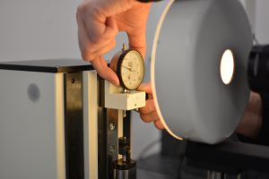 Das vollautomatische Messuhren- und Feinzeiger-Prüfgerät MFP 100 zur Prüfung analoger und digitaler Messuhren sowie jeglicher Art von Messtastern bis zu 100 mm Messbereich