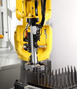 Der Fanuc Roboter lädt zuverlässig und schnell unterschiedliche Werkzeugrohlinge und lässt sich in jede CNC-Schleifmaschine von ANCA integrieren. 