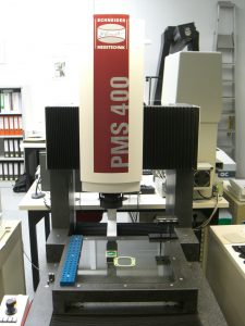 Die in der QualitÃ¤tssicherung stehende 3D-Multisensor Portalmessmaschine PMS wird bei komplexen Messungen eingesetzt.