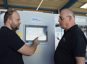 Thorsten Schuler, SPS-Experte bei SHL (links) und Anwendungstechniker Gebhard Weber haben bereits mehrere Produktionsläufe am Firmensitz in Böttingen gefahren.