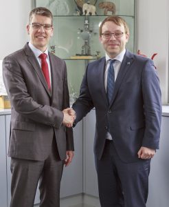 V. l.: Dr. Jochen Kress, Mitglied der MAPAL Geschäftsleitung, und Andreas Haimer, Geschäftsführer von HAIMER.