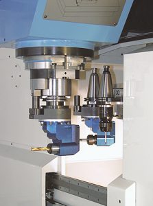 Besondere Zusatzmodule, die die Funktionalität der Maschine optimal erweitern, sind neben automatischen Werkzeugwechselsystemen Winkelköpfe etwa zur Innenzerspanung.