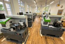 Maschinen schweben durch die Fenster