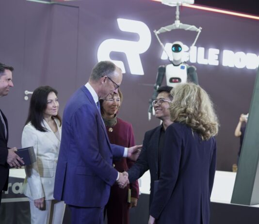 Friedrich Merz besucht Agile Robots in Hannover